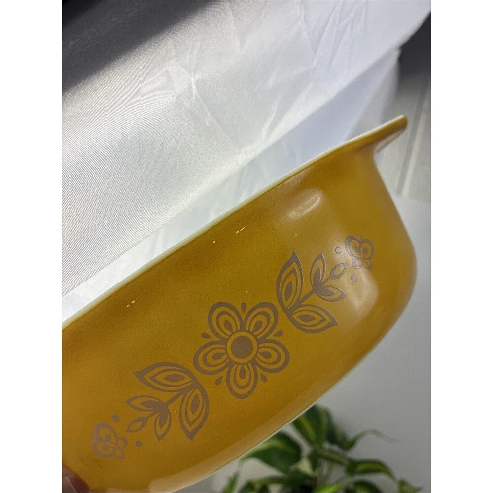 PYREX Butterfly Gold 043 1.5 Qt Oval Casserole w/ Lid & Cradle Vintage 70s